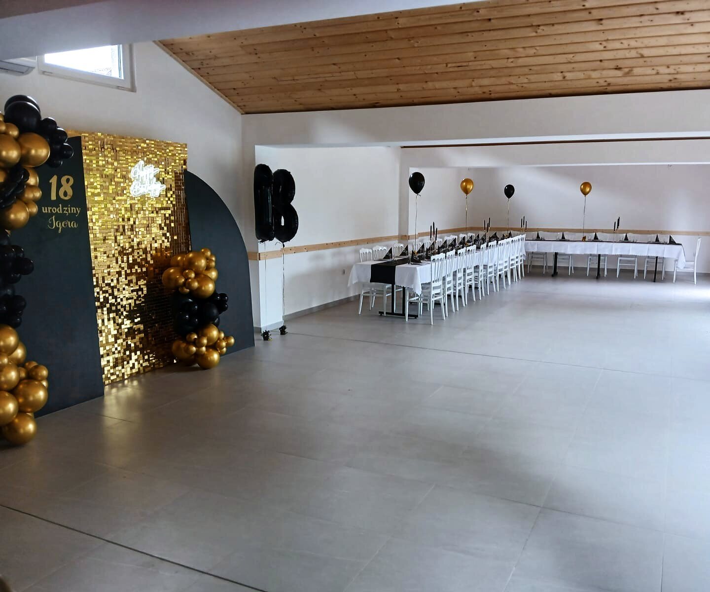 Sala przygotowana na przyjęcie w złocie i czerni
