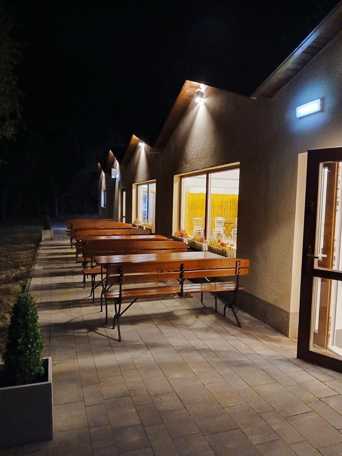 Budynek sali Wataha wieczorem